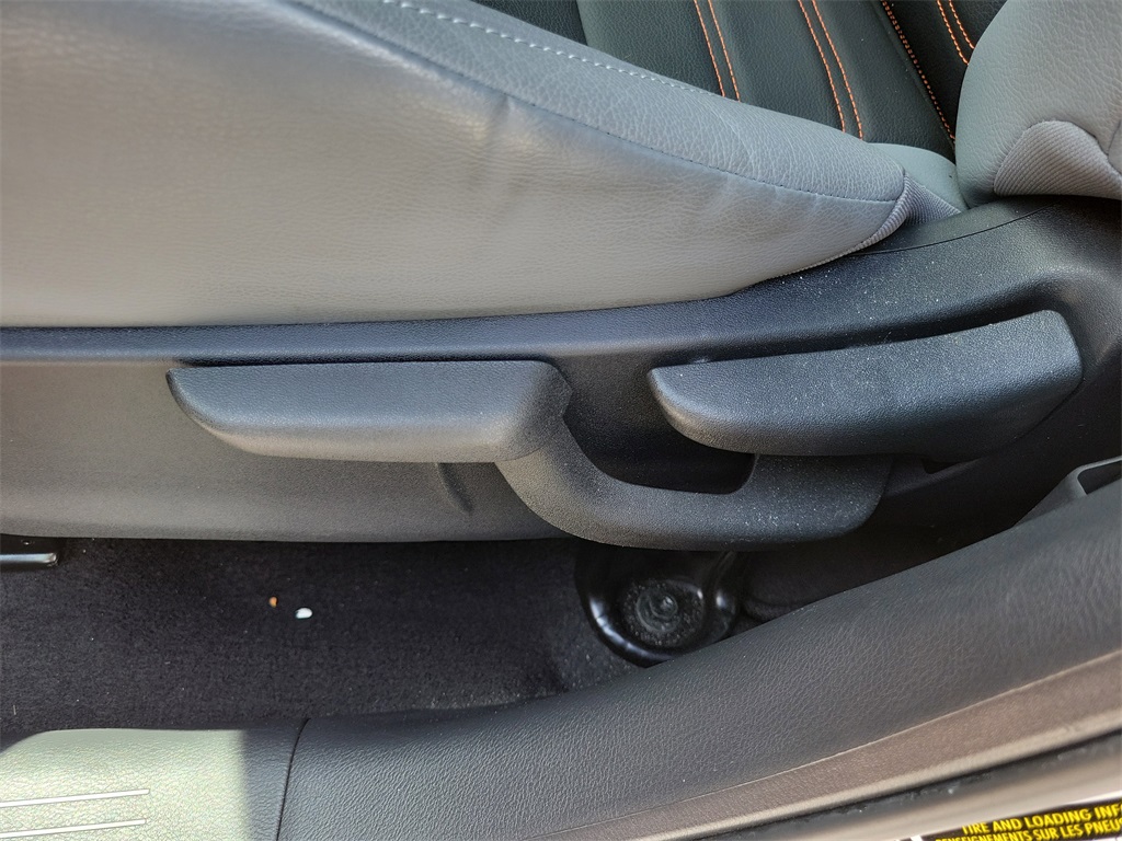 2022 Monarch Orange Metallic/Super Black Nissan Kicks SR FWD SUV