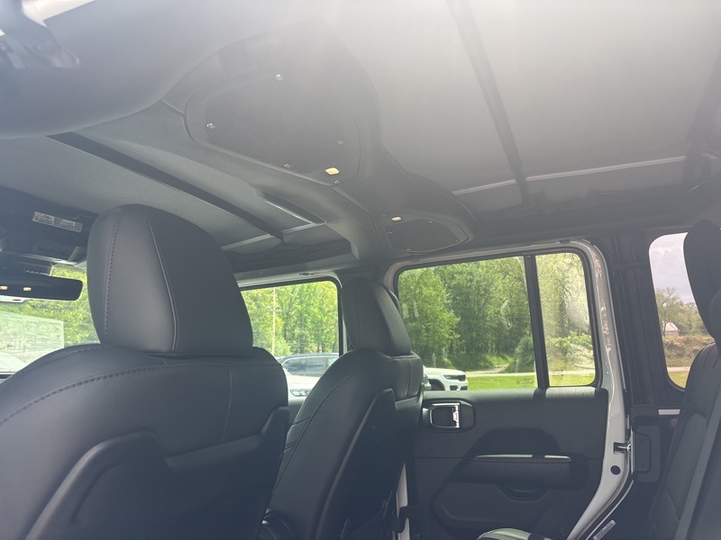 2025 Jeep Wrangler Sahara photo 12