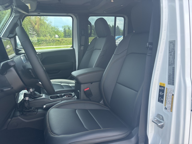 2025 Jeep Wrangler Sahara photo 14