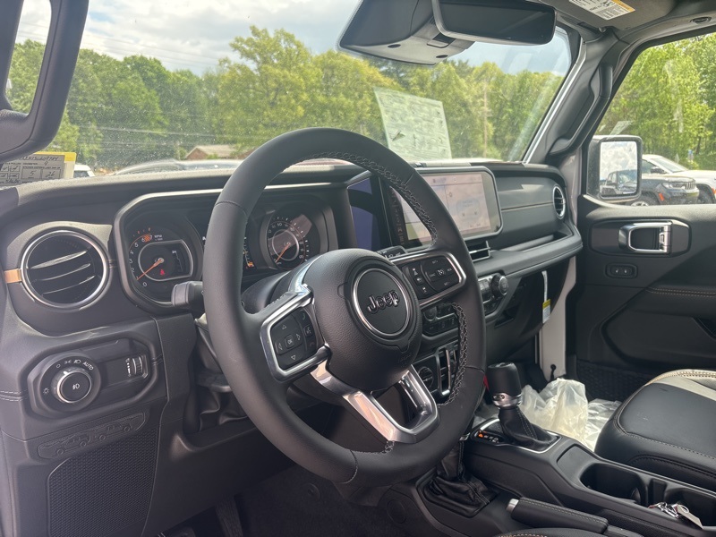 2025 Jeep Wrangler Sahara photo 18
