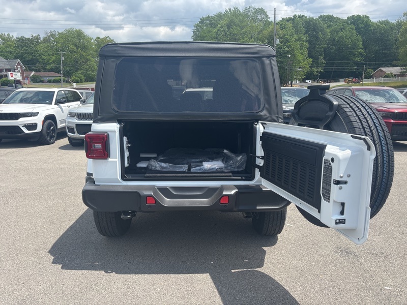 2025 Jeep Wrangler Sahara photo 9