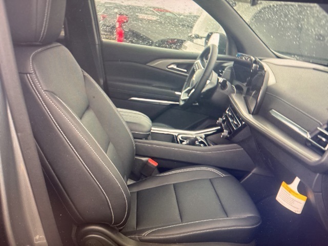 2025 Chevrolet Traverse photo 2