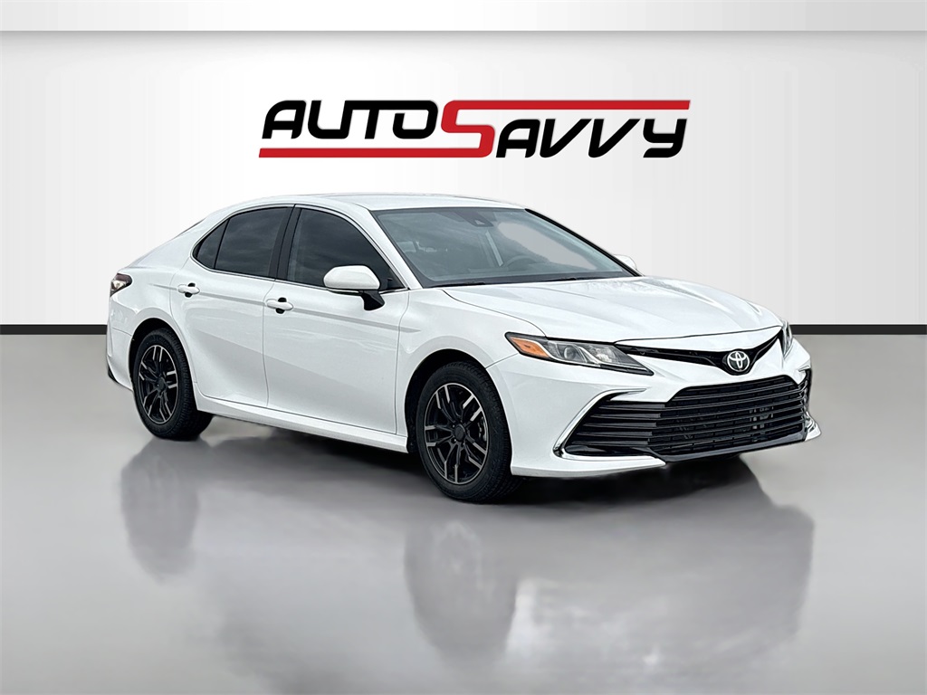 2023 Toyota Camry LE's photo