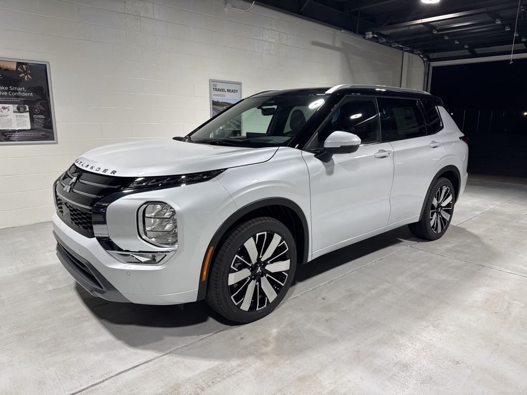 2025 Mitsubishi Outlander SEL's photo