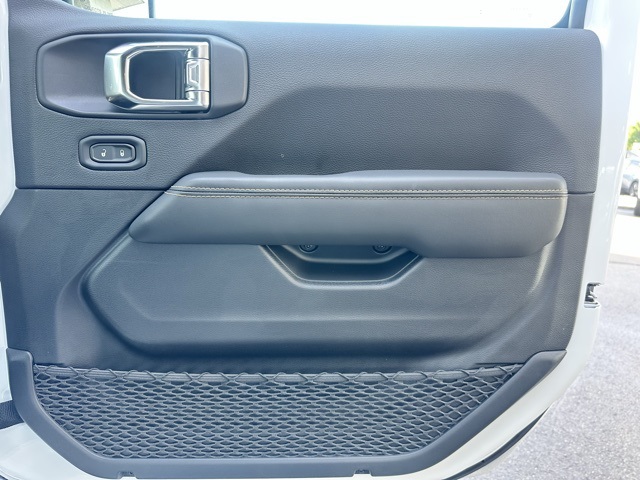 2025 Jeep Wrangler Sahara photo 25