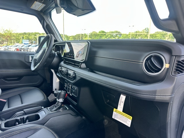 2025 Jeep Wrangler Sahara photo 26