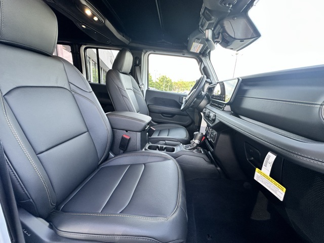 2025 Jeep Wrangler Sahara photo 27