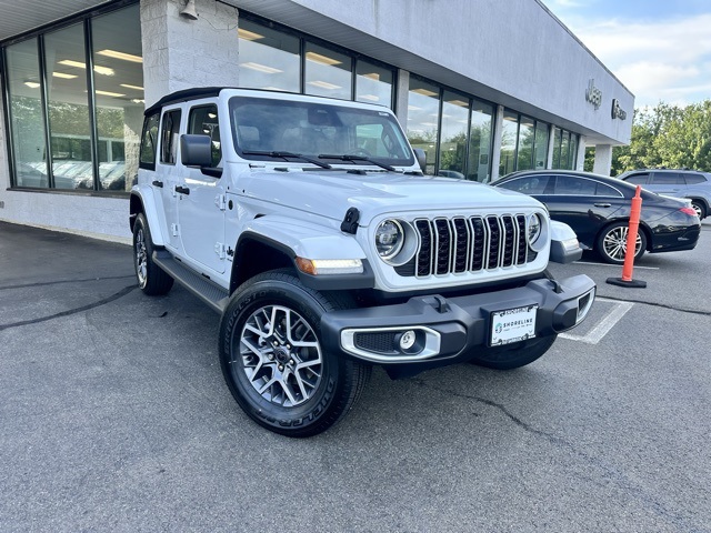 2025 Jeep Wrangler Sahara photo 3