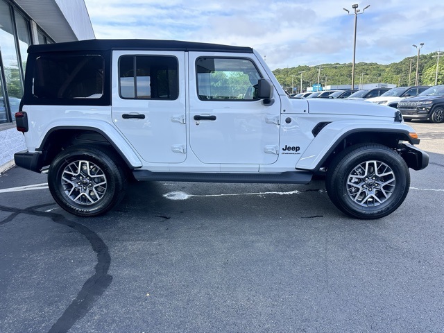 2025 Jeep Wrangler Sahara photo 4