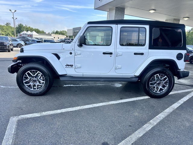 2025 Jeep Wrangler Sahara photo 8