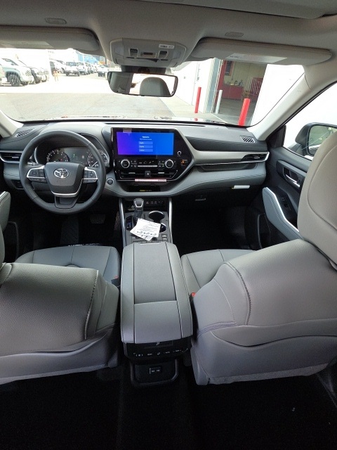 2026 Toyota Highlander XLE XSE Platinum Limited photo 2