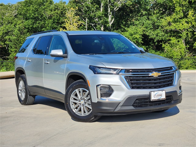 2022 Silver Ice Metallic Chevrolet Traverse LT SUV
