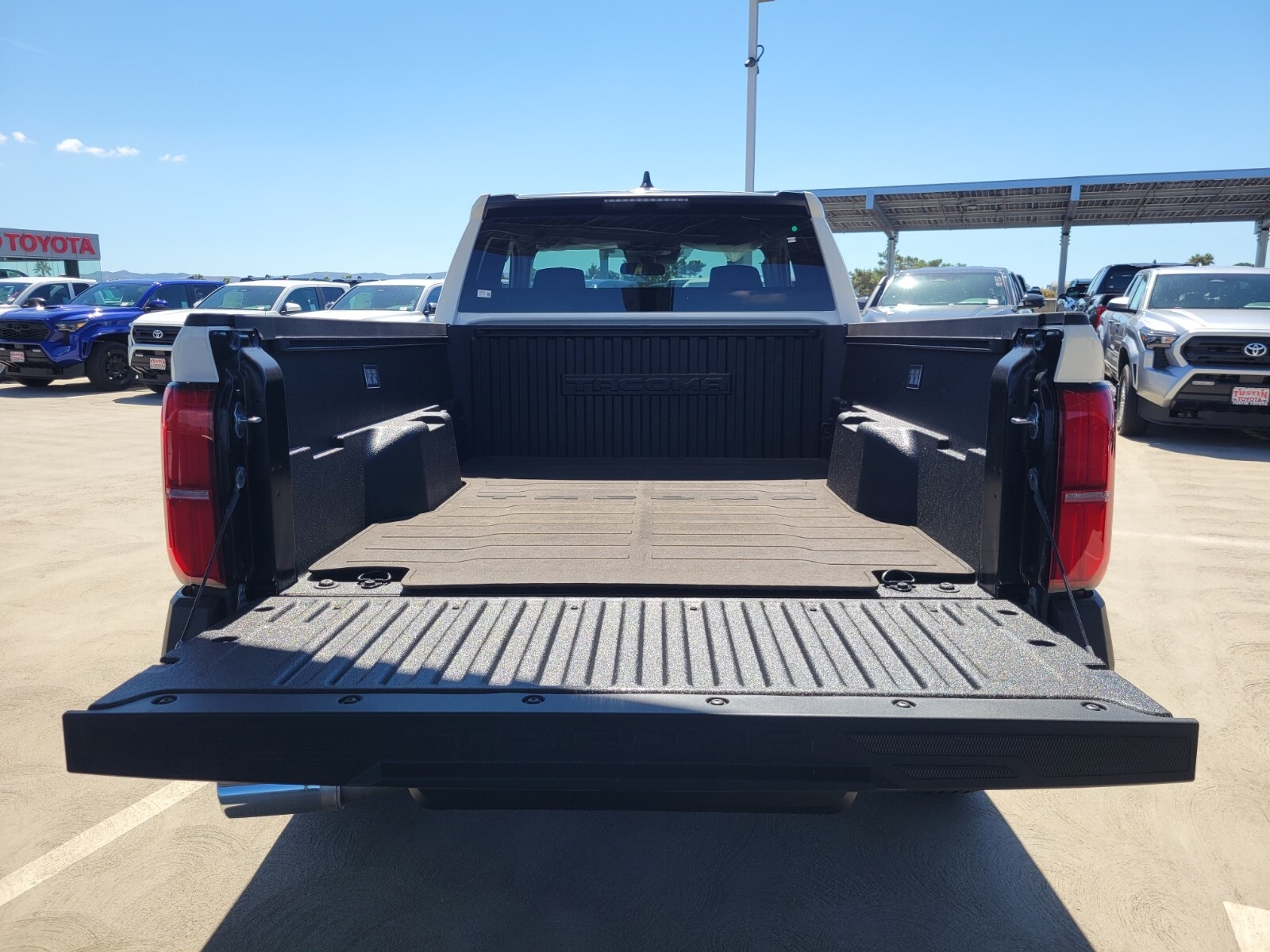 2025 Toyota Tacoma SR XtraCab photo 4