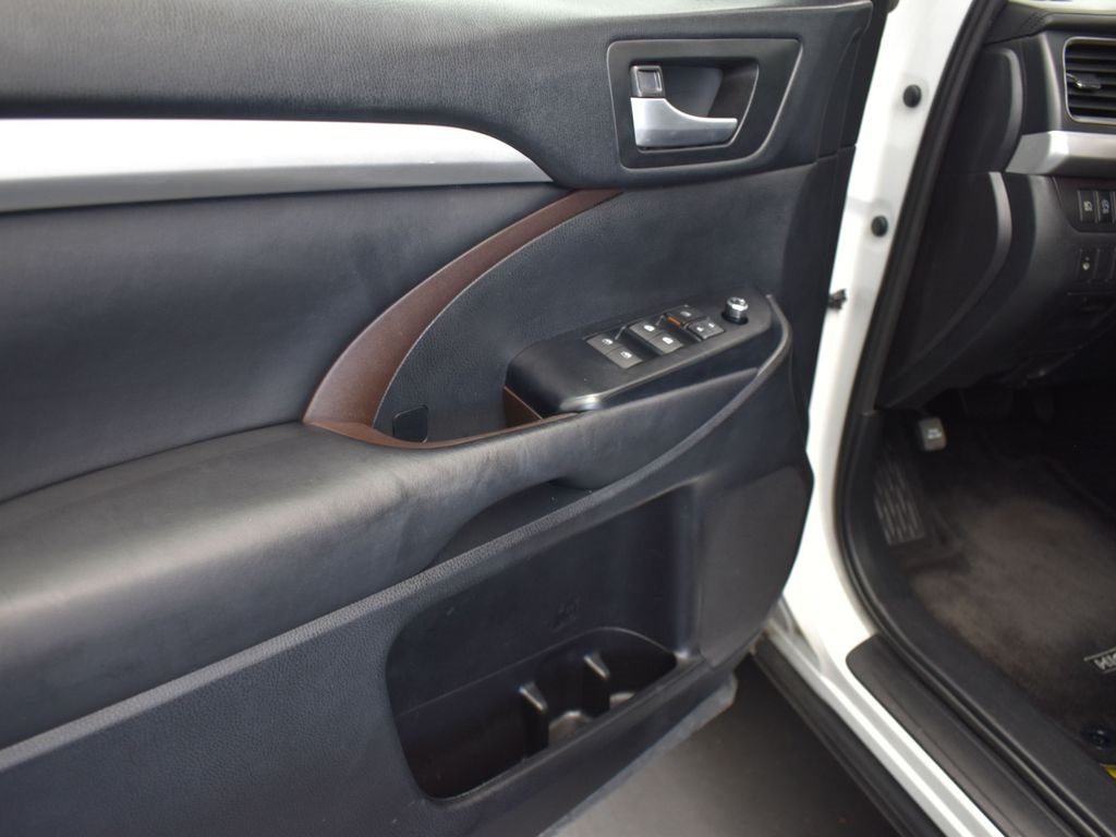 2019 Blizzard Pearl Toyota Highlander XLE FWD SUV