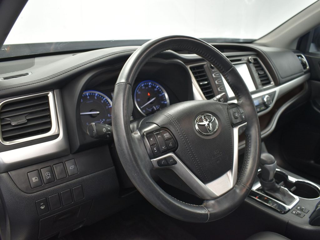 2019 Blizzard Pearl Toyota Highlander XLE FWD SUV