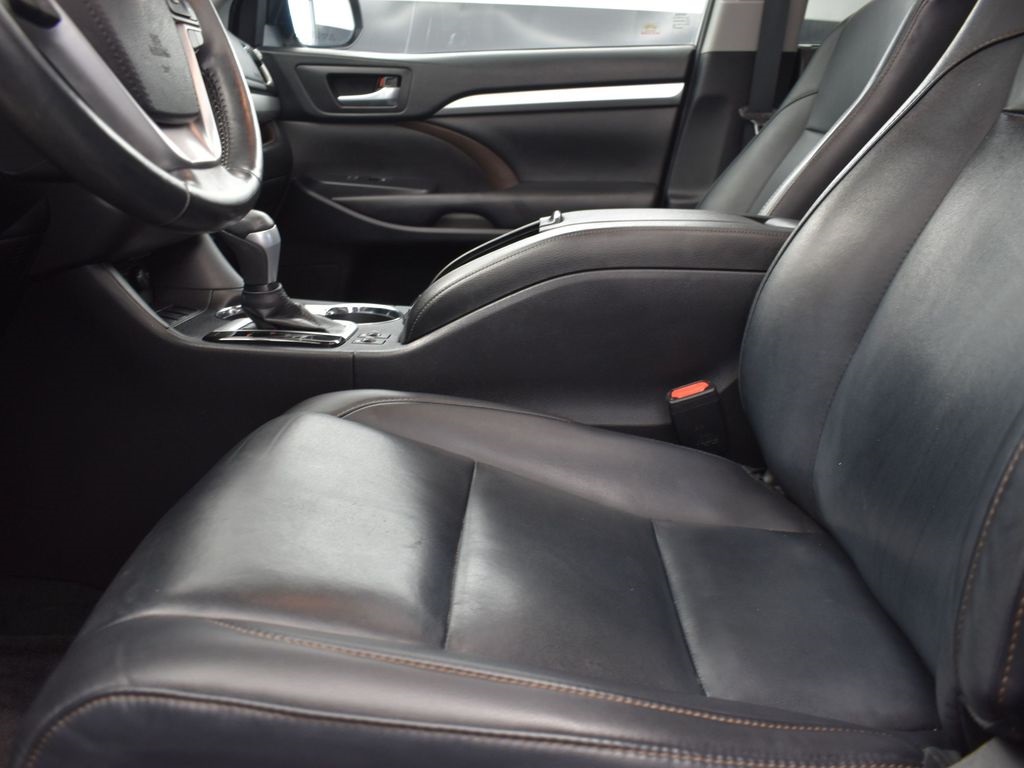 2019 Blizzard Pearl Toyota Highlander XLE FWD SUV