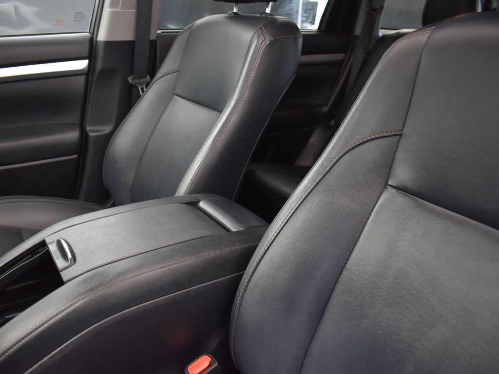 2019 Blizzard Pearl Toyota Highlander XLE FWD SUV
