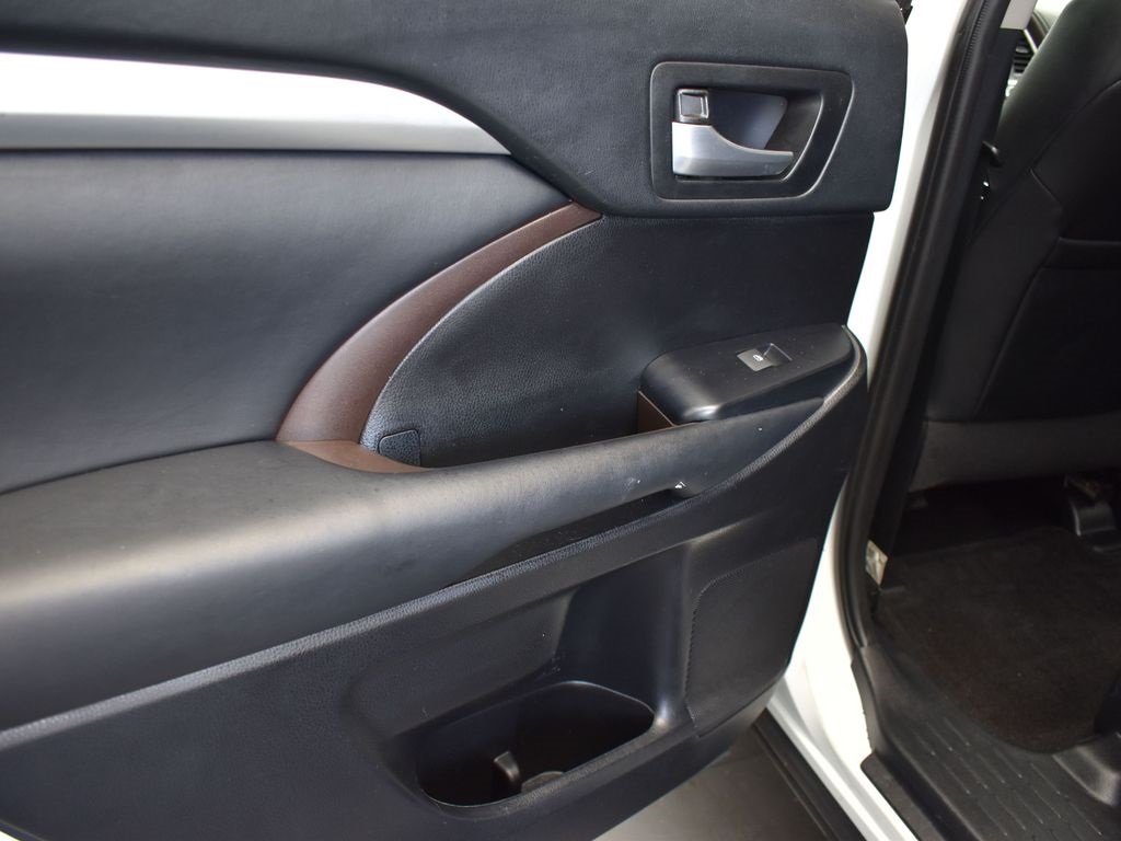 2019 Blizzard Pearl Toyota Highlander XLE FWD SUV