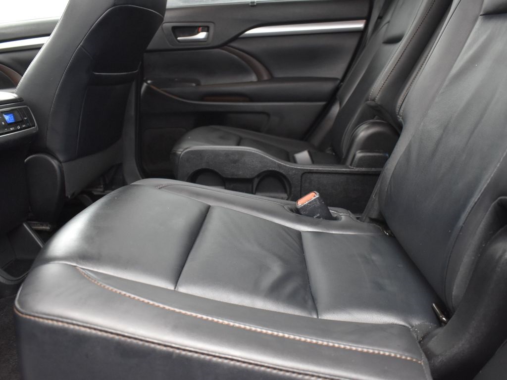 2019 Blizzard Pearl Toyota Highlander XLE FWD SUV