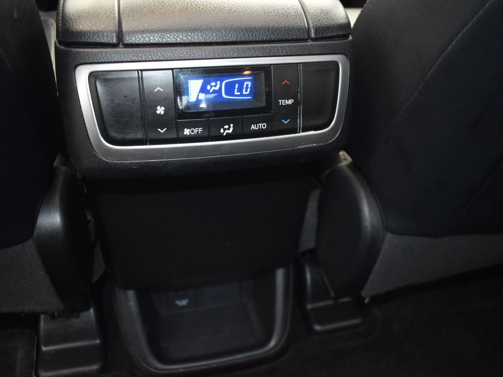 2019 Blizzard Pearl Toyota Highlander XLE FWD SUV