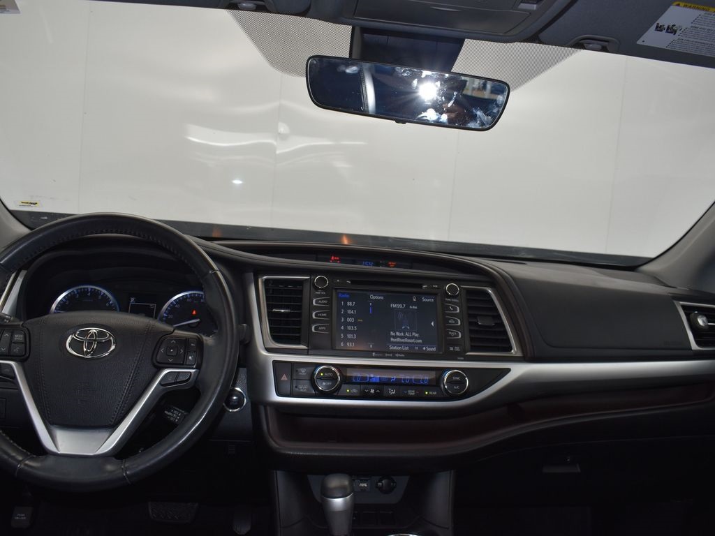 2019 Blizzard Pearl Toyota Highlander XLE FWD SUV