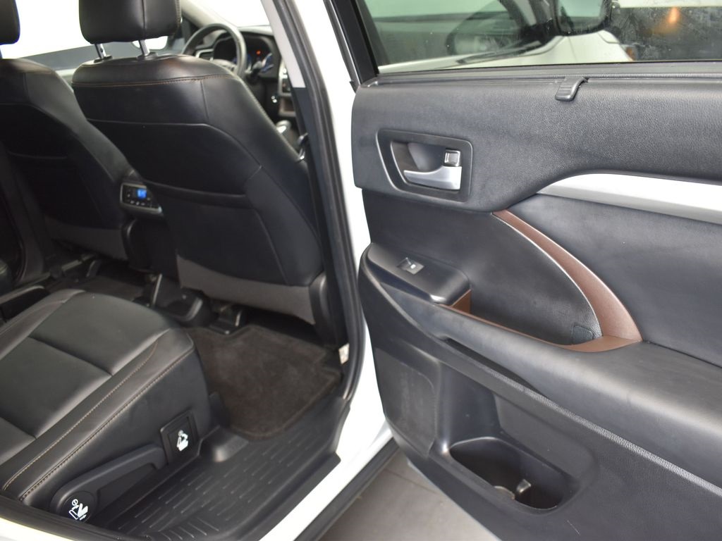 2019 Blizzard Pearl Toyota Highlander XLE FWD SUV