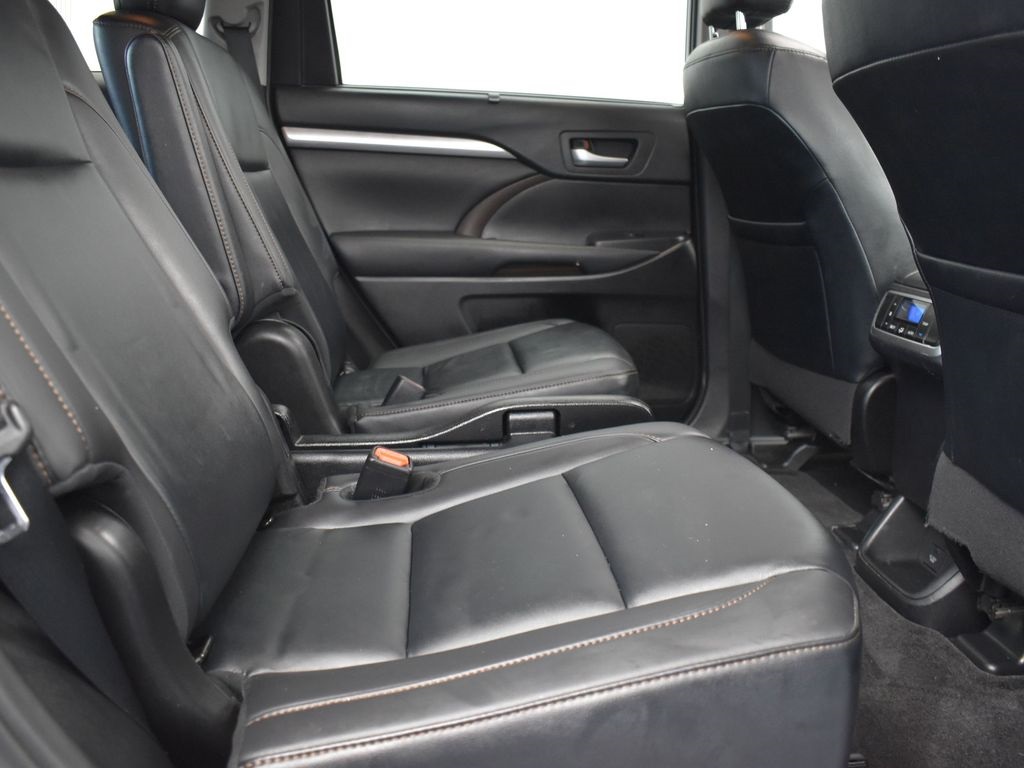2019 Blizzard Pearl Toyota Highlander XLE FWD SUV