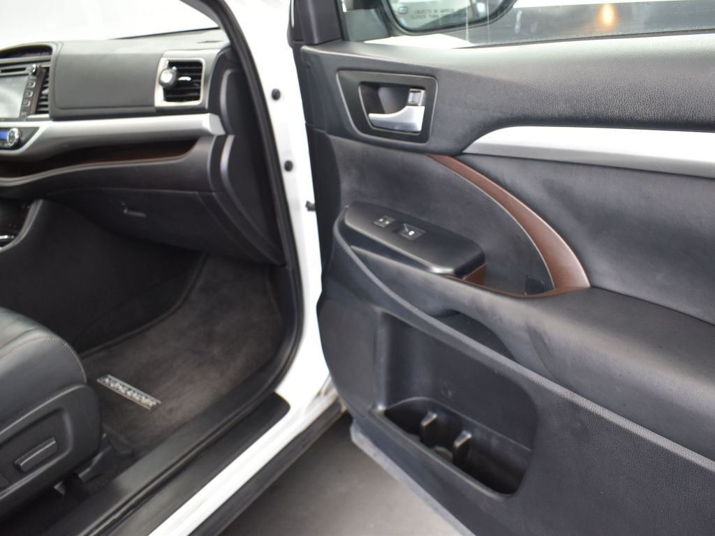 2019 Blizzard Pearl Toyota Highlander XLE FWD SUV