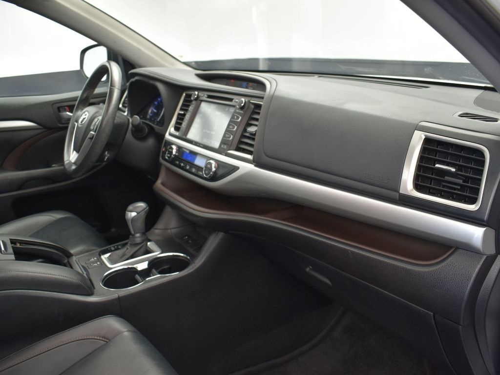 2019 Blizzard Pearl Toyota Highlander XLE FWD SUV