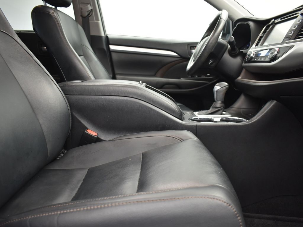 2019 Blizzard Pearl Toyota Highlander XLE FWD SUV
