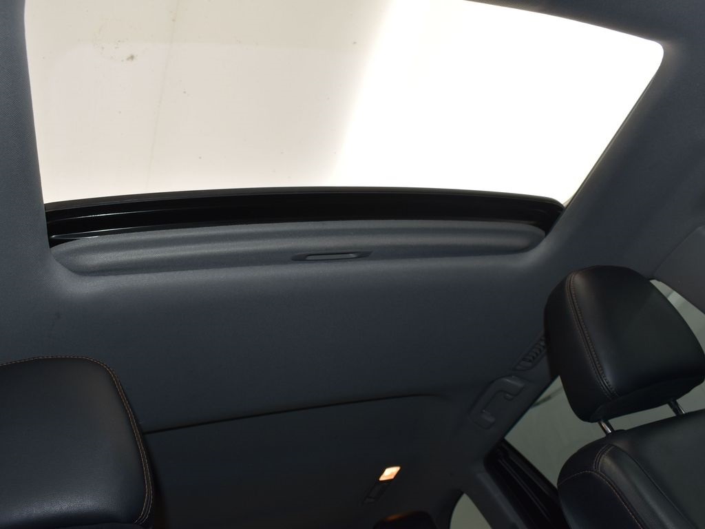 2019 Blizzard Pearl Toyota Highlander XLE FWD SUV