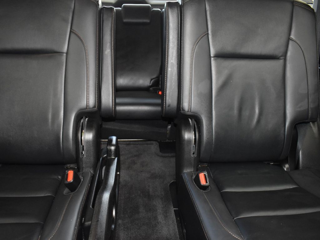 2019 Blizzard Pearl Toyota Highlander XLE FWD SUV