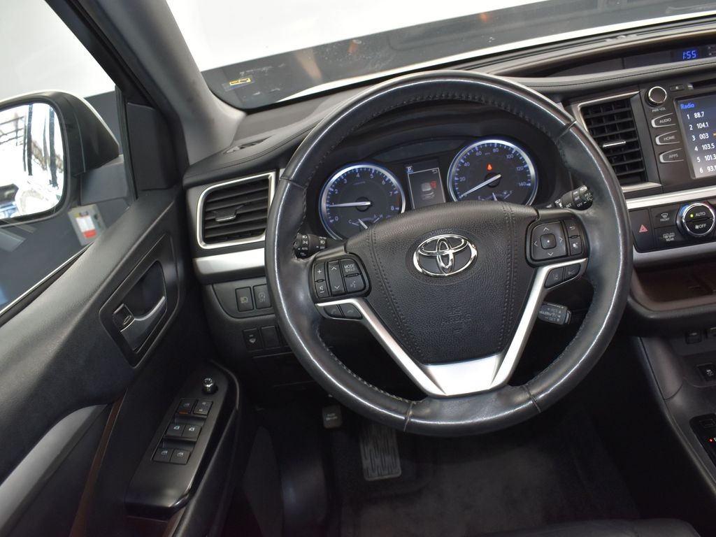2019 Blizzard Pearl Toyota Highlander XLE FWD SUV