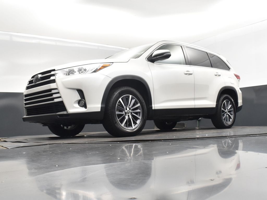 2019 Blizzard Pearl Toyota Highlander XLE FWD SUV