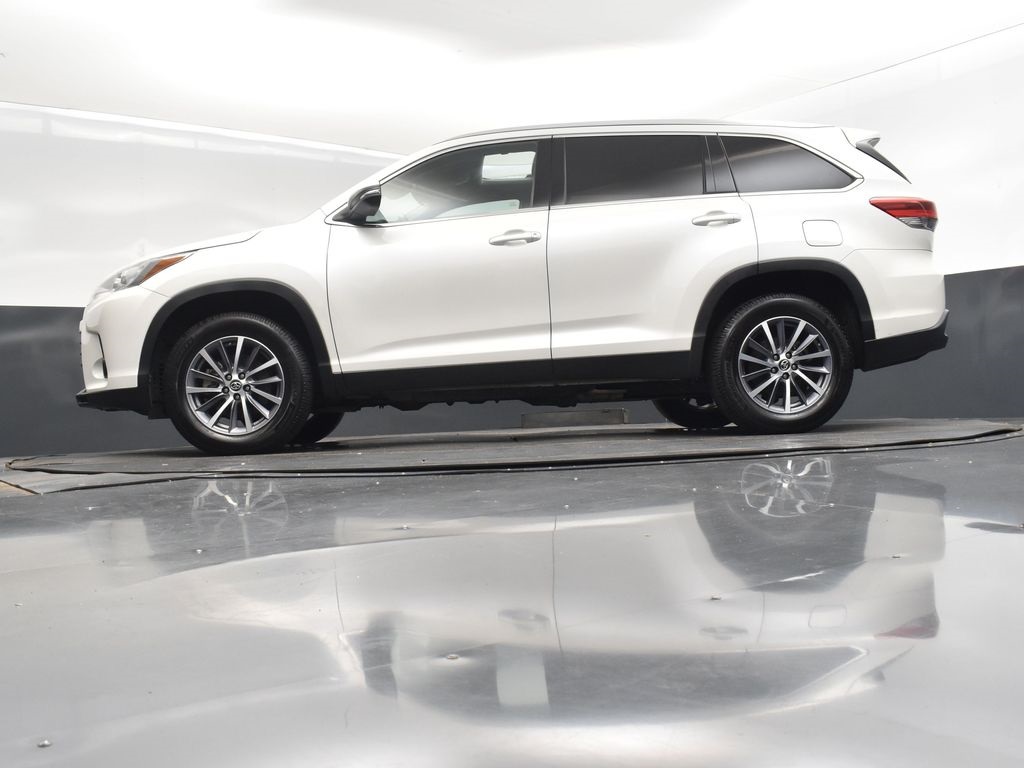 2019 Blizzard Pearl Toyota Highlander XLE FWD SUV