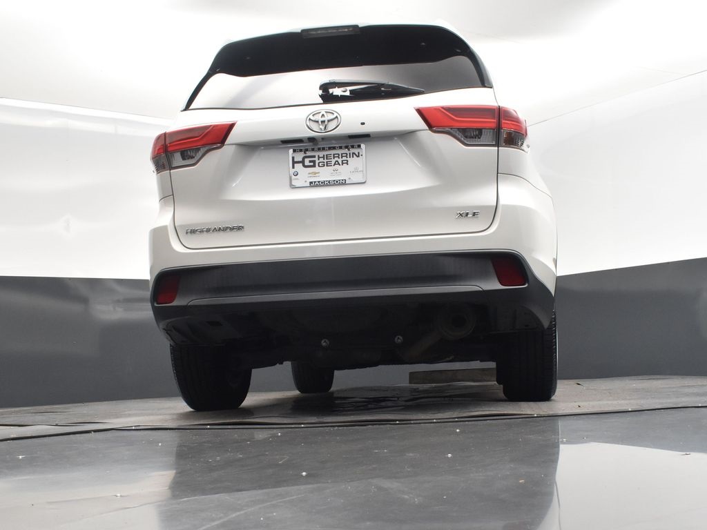 2019 Blizzard Pearl Toyota Highlander XLE FWD SUV