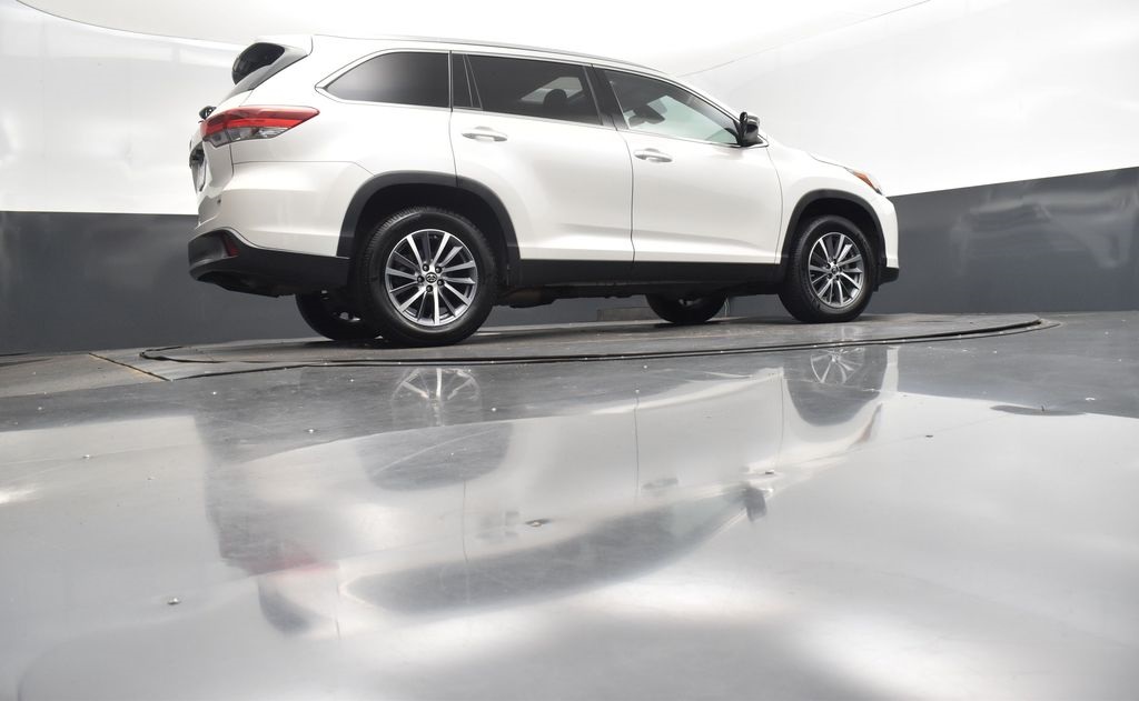 2019 Blizzard Pearl Toyota Highlander XLE FWD SUV