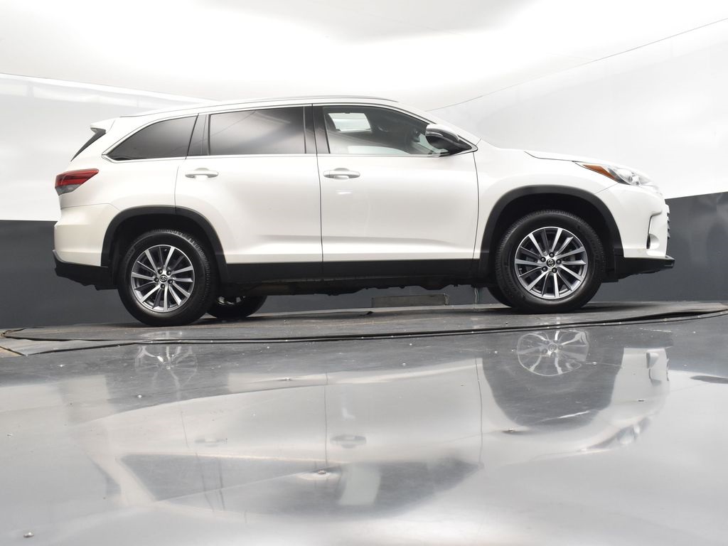 2019 Blizzard Pearl Toyota Highlander XLE FWD SUV