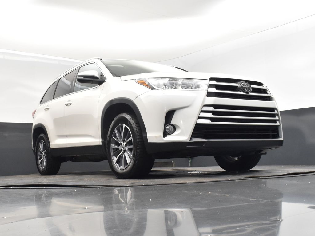 2019 Blizzard Pearl Toyota Highlander XLE FWD SUV