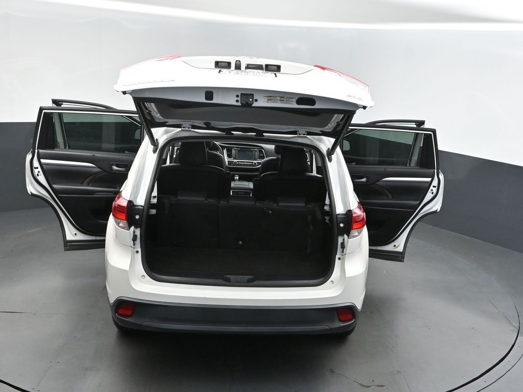 2019 Blizzard Pearl Toyota Highlander XLE FWD SUV