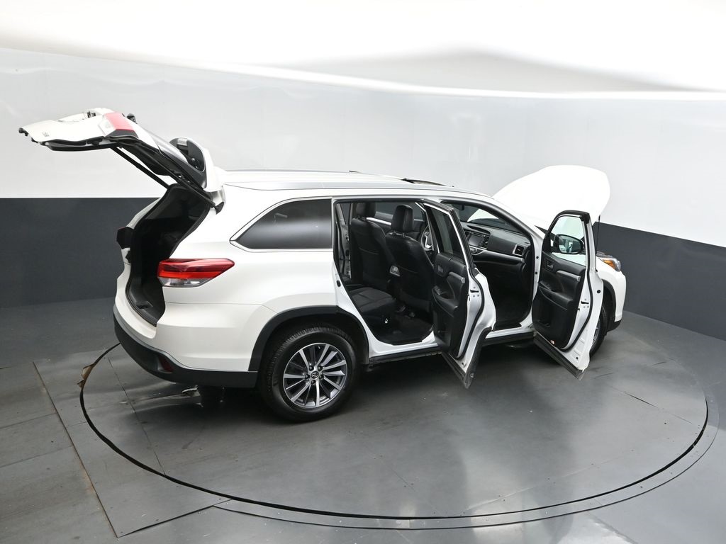 2019 Blizzard Pearl Toyota Highlander XLE FWD SUV