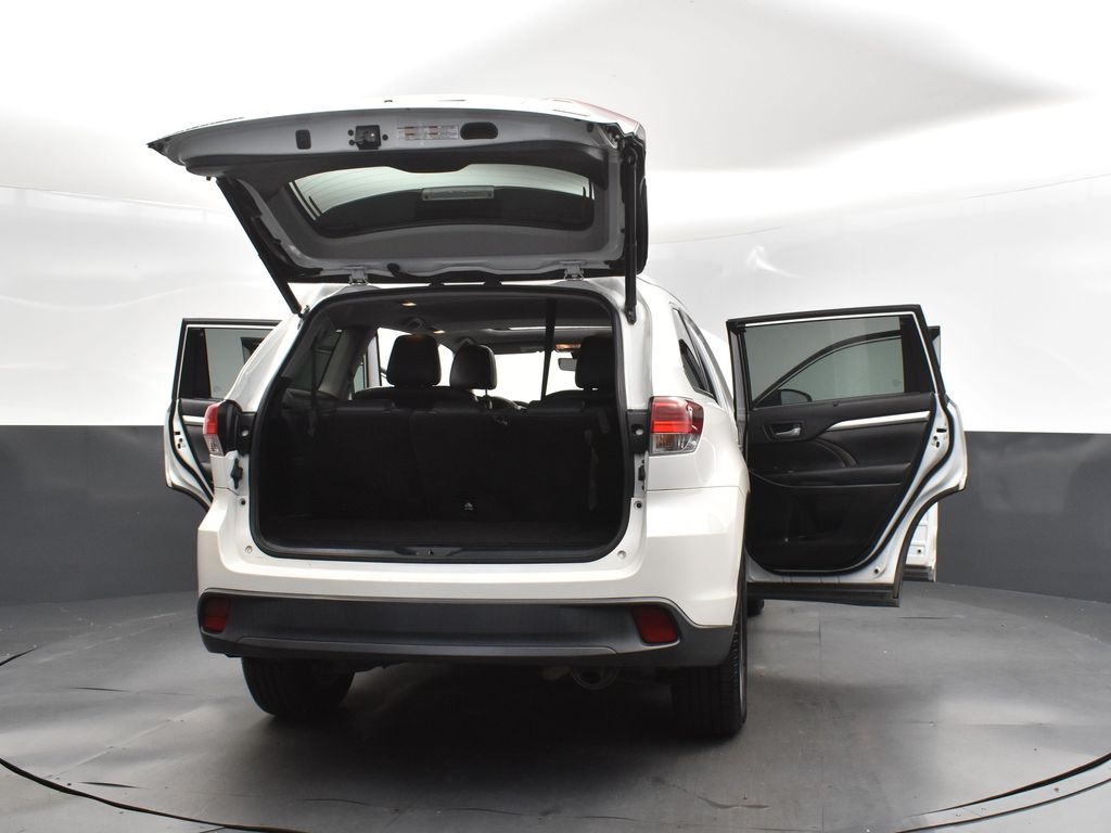 2019 Blizzard Pearl Toyota Highlander XLE FWD SUV