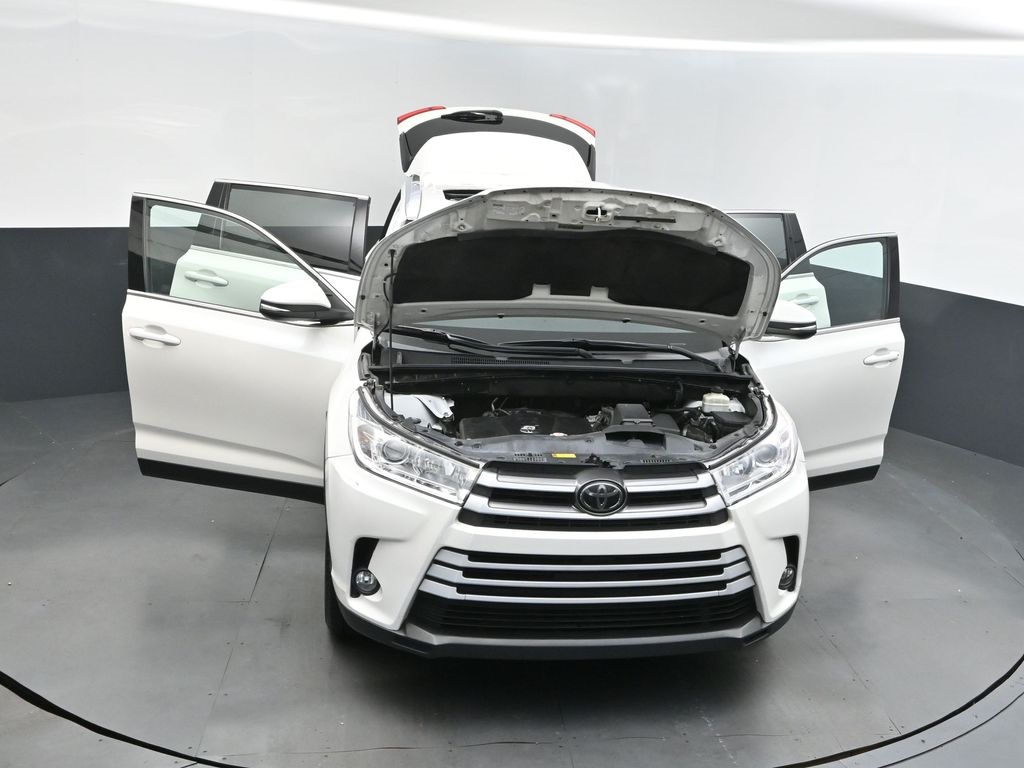 2019 Blizzard Pearl Toyota Highlander XLE FWD SUV