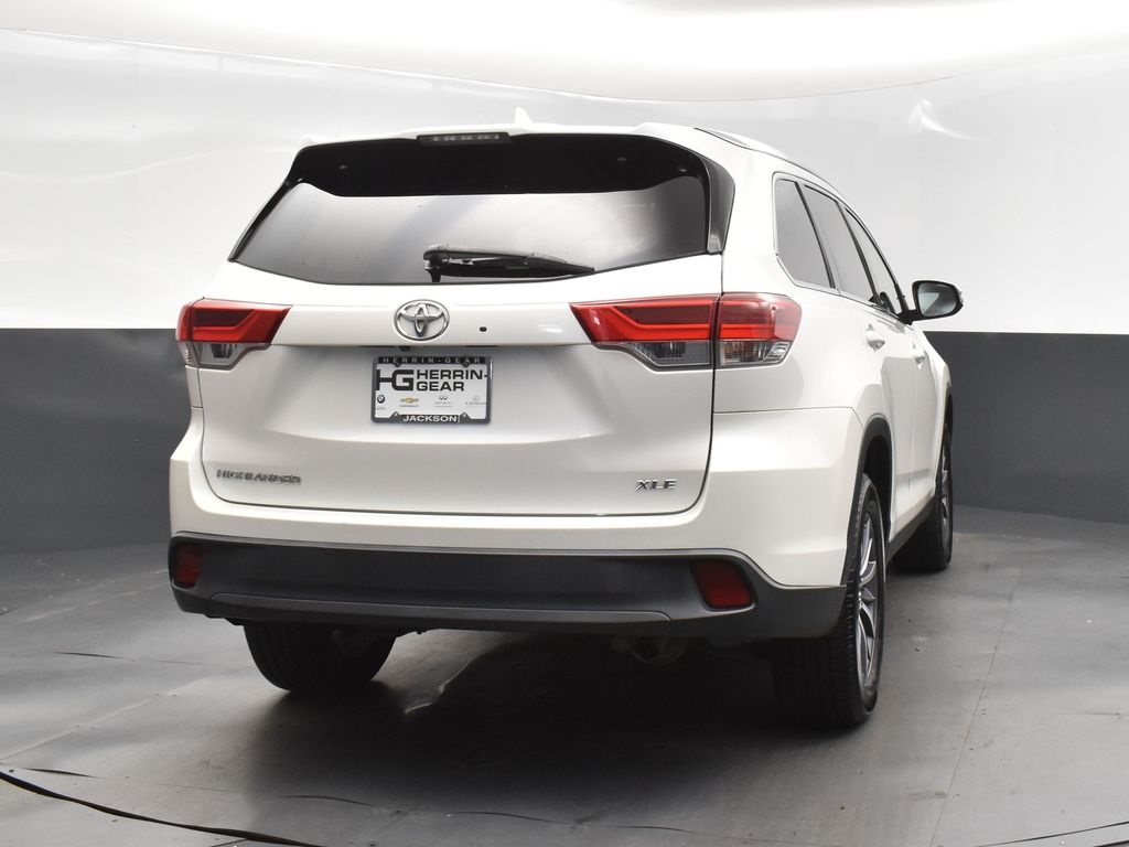 2019 Blizzard Pearl Toyota Highlander XLE FWD SUV