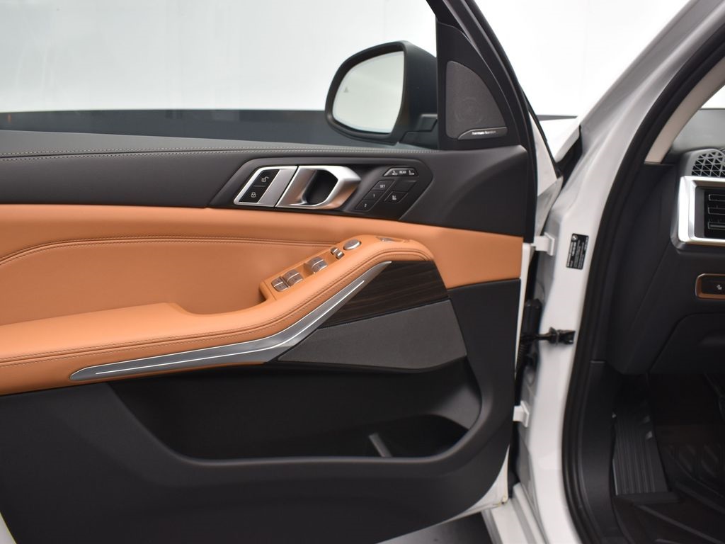 2025 Mineral White Metallic BMW X7 xDrive40i AWD SUV