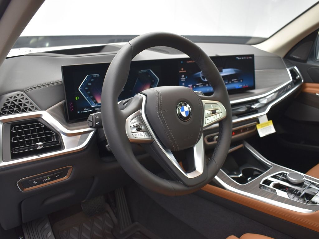 2025 Mineral White Metallic BMW X7 xDrive40i AWD SUV