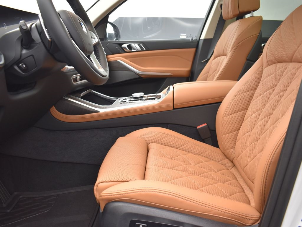 2025 Mineral White Metallic BMW X7 xDrive40i AWD SUV