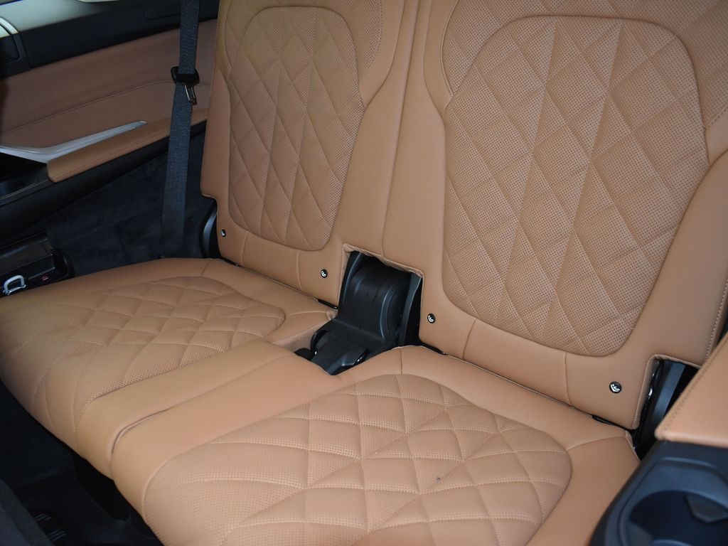 2025 Mineral White Metallic BMW X7 xDrive40i AWD SUV