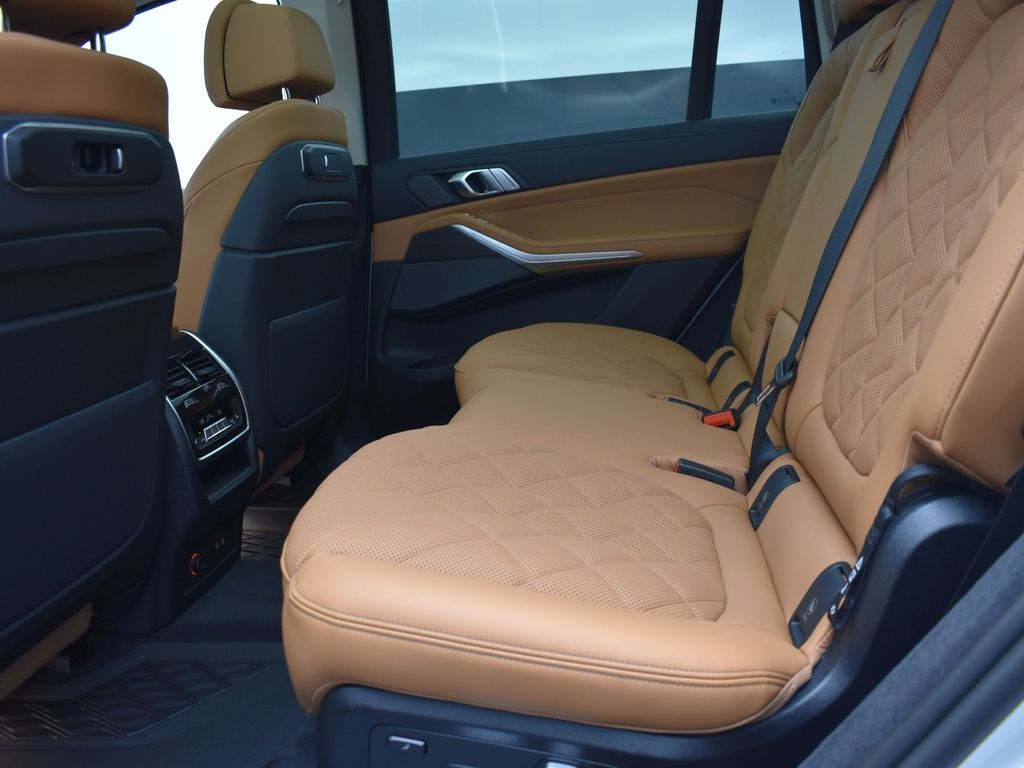 2025 Mineral White Metallic BMW X7 xDrive40i AWD SUV