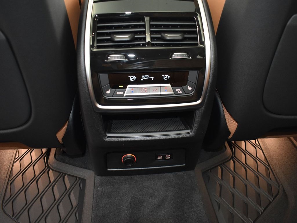 2025 Mineral White Metallic BMW X7 xDrive40i AWD SUV